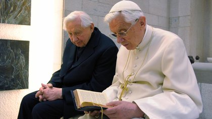 En esta foto de archivo publicada por la oficina de prensa del Vaticano puede verse al Papa Benedicto XVI (R) rezando junto a su hermano, Mons. Georg Ratzinger en la mañana del 14 de abril de 2012 (AFP) 