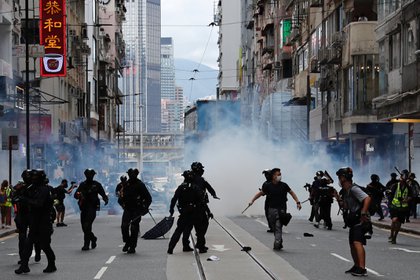 La policía antidisturbios lanza gases lacrimógenos (Reuters)