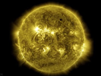 Esa pequeña mancha negra sobre el Sol, arriba a la derecha, es Venus, entre el 5 y el 6 de junio de 2012. (NASA)