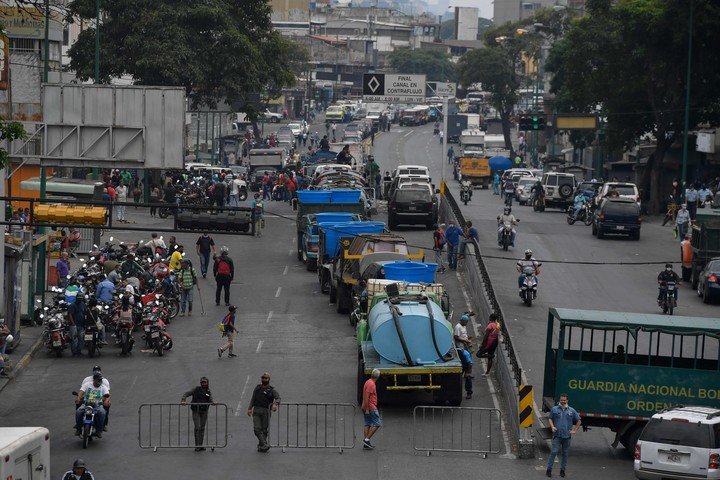 Una fila de autos para cargar combustible en el barrio de Petare, en Caracas. La falta de combustible, otro problema en el país con mayores reservas de petróleo. /AFP