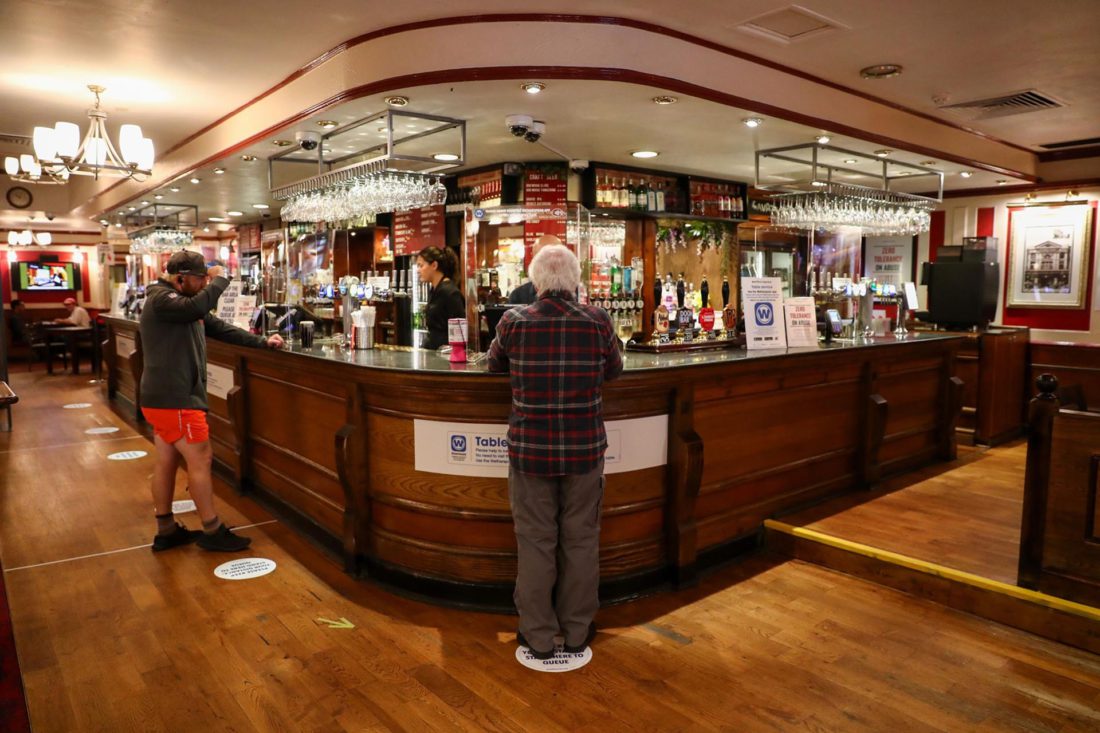 Los bares de Inglaterra abren este sábado sus puertas después de tres meses de confinamiento (Simon Dawson/Bloomberg)