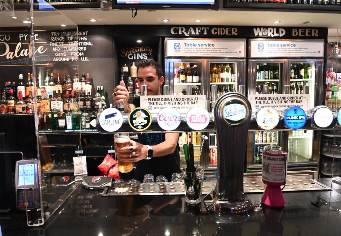 Un trabajador de un bar sirve una cerveza (EFE/EPA/FACUNDO ARRIZABALAGA) 