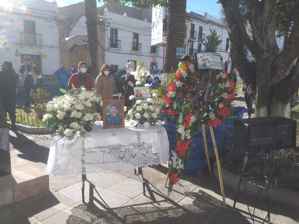 La ceremonia de homenaje póstumo se desarrolló este sábado en el frontis del Comando Departamental de la Policía de Chuquisaca.   