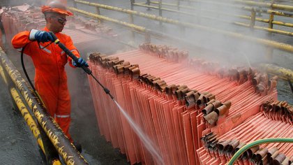 Un trabajador limpiando cátodos de cobre en la refinería de Codelco en Ventanas, Chile. La minería fue duramente afectada por la pandemia. REUTERS/Rodrigo Garrido
