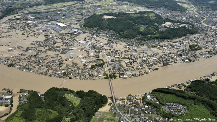 Japan Überschwemmungen in Hitoyoshi (picture-alliance/AP/Kyodo News)