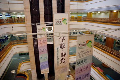 Una vista de la Biblioteca Central de Hong Kong después de que los libros de activistas pro democracia fueron retirados debido a la ley de seguridad nacional en Hong Kong, China, el 6 de julio de 2020. (REUTERS / Tyrone Siu)