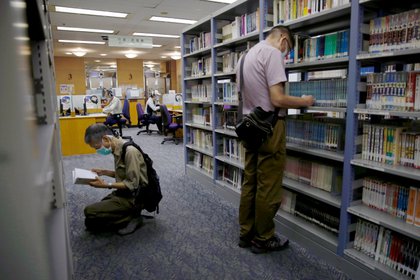 La gente lee libros en la Biblioteca Central de Hong Kong (REUTERS / Tyrone Siu)