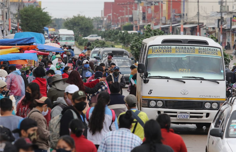 Muchos choferes vulneraron la norma este lunes en el reinicio de la circulación del sector transporte. Foto. Jorge Gutiérrez 