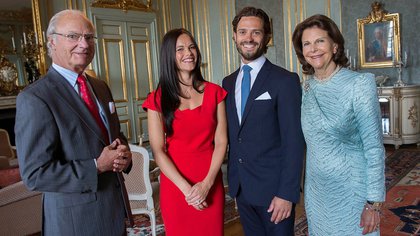 Los reyes de Suecia junto a su hijo y su novia, el día que la pareja anunció su compromiso