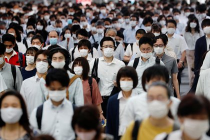 Japón tuvo poco más de 20.000 casos de COVID-19 y 980 muertes, a pesar de su gran proporción de adultos mayores entre sus habitantes. (REUTERS/Kim Kyung-Hoon)