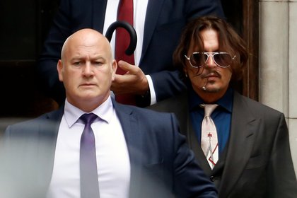 Johnny Depp negó ser un "monstruo" que golpeó a su ex esposa, la actriz Amber Heard por haberse burlado de uno de sus tatuajes, durante su testimonio el miércoles, en el segundo día de su juicio contra el tabloide The Sun en Londres (Reuters)