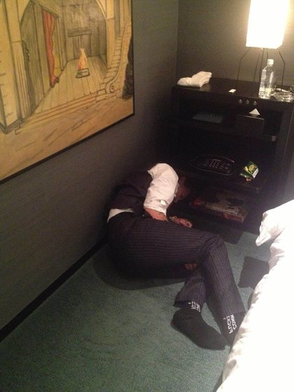 Johnny Depp "desmayado" en el piso tras una larga noche de excesos