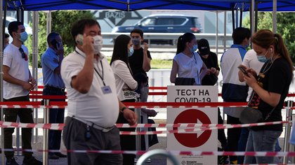Gente hace fila para ser testeada en un puesto en Kazajstán July 8, 2020. REUTERS/Mariya Gordeyeva