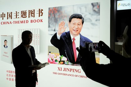 Una imagen de Xi Jinping puede verse en una feria internacional en Shanghai (Reuters)