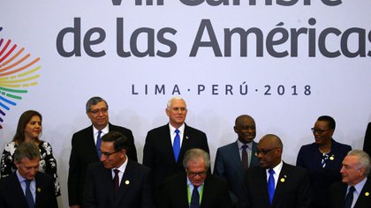 Mike Pence (centro de la foto, arriba) en la VIII Cumbre, en Lima el 14 de abril de 2018 (REUTERS/Ivan Alvarado)