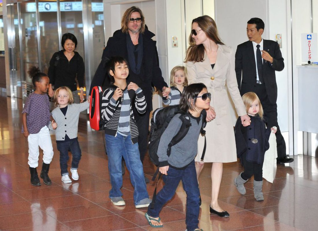 Angelina Jolie y Brad Pitt, con sus hijos. 