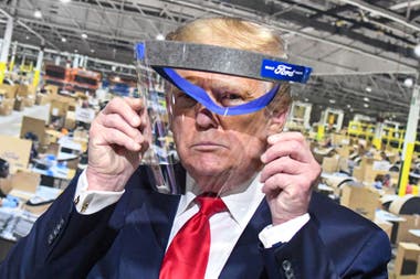 Donald Trump muestra una máscara que le dieron en la fábrica Ford, pero se la entregó a una periodista en el lugar