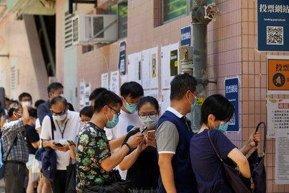 Decenas de personas esperan para votar en las elecciones primarias de Hong Kong (Reuters)