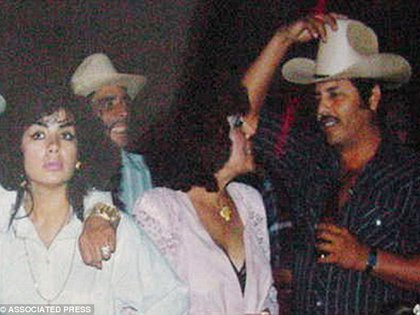 En 1993, "la Reina del Pacífico" (extrema izquierda) junto al líder del Cártel de Sinaloa, "el Mayo" Zambada (extrema derecha). Sandra era una pieza clave en la operación del Cártel de Sinaloa (Foto: Associated Press)