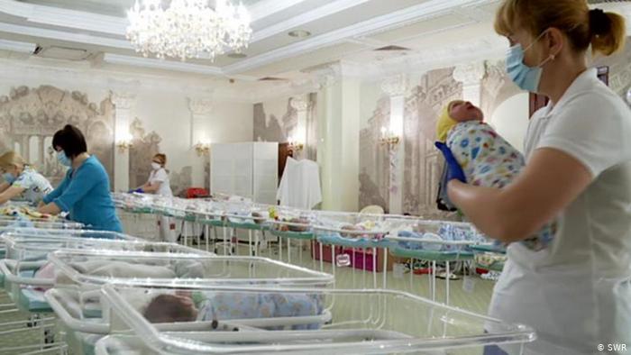 Foto de enfermera en Ucrania con recién nacido
