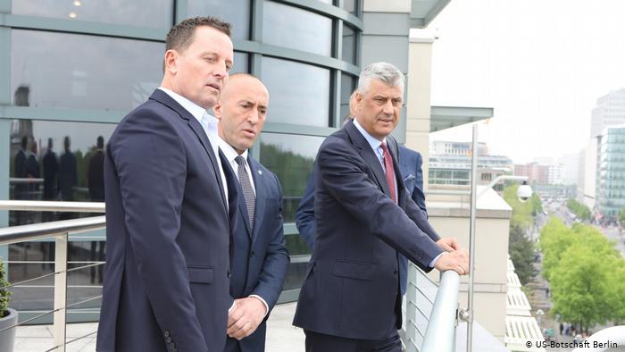 De der. a izquierda: Hashim Thaçi, presidente de Kosovo, Ramush Haradinaj, embajador de Kosovo en Alemania y Richard Grenell, exdiplomático de Estados Unidos en Berlín. 