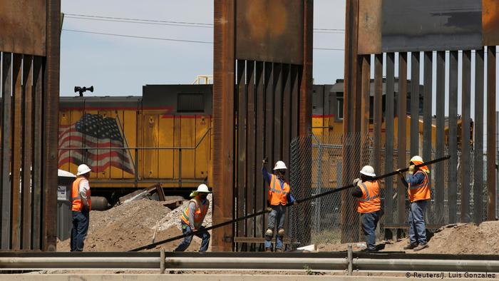 Trabajadores construyen en 2019 un nuevo tramo de la valla de acero que separa a Estados Unidos de México. 