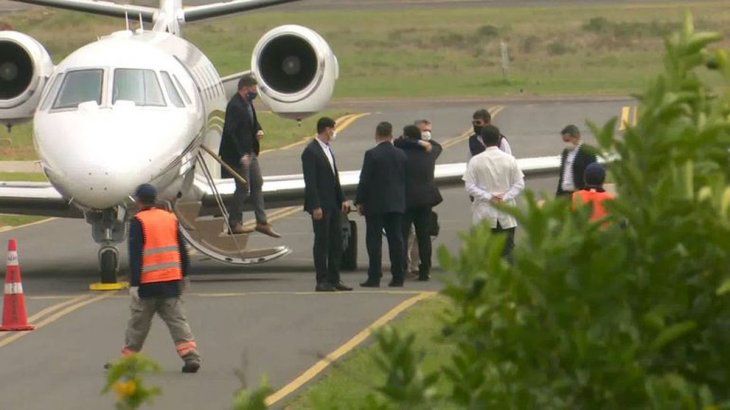  El mandatario paraguayo esperó a Macri en la pista de aterrizaje donde lo recibió con un abrazo.