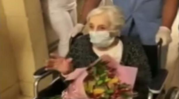 Irene Bindi, adulta mayor de 101 años, recibió el alta tras superar el covid-19. La despidieron entre flores y aplausos. Foto: Captura de pantalla