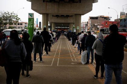 IMAGEN DE ARCHIVO. Personas hacen fila para ingresar a una estación de metro en medio de la reapertura económica trsa meses de cuarentena para tratar de contener el brote de coronavirus, en Lima, Perú, Julio 1, 2020. REUTERS/Sebastián Castañeda. 