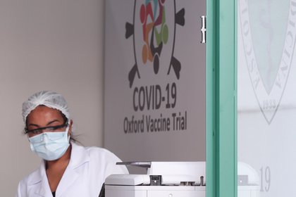Foto de un logo de la fase de pruebas de la vacuna contra el coronavirus de la universidad de Oxford. Foto: REUTERS/Amanda Perobelli