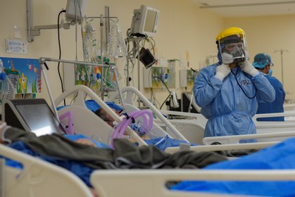 Personal médico de la Unidad de Cuidados Intensivos (UCI) de un hospital de Quito (EFE/Mauricio Torres/Archivo) 
