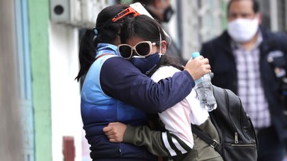 Dos personas aguardan saber el estado de salud de un ser querido en Quito (AP Photo/Dolores Ochoa)