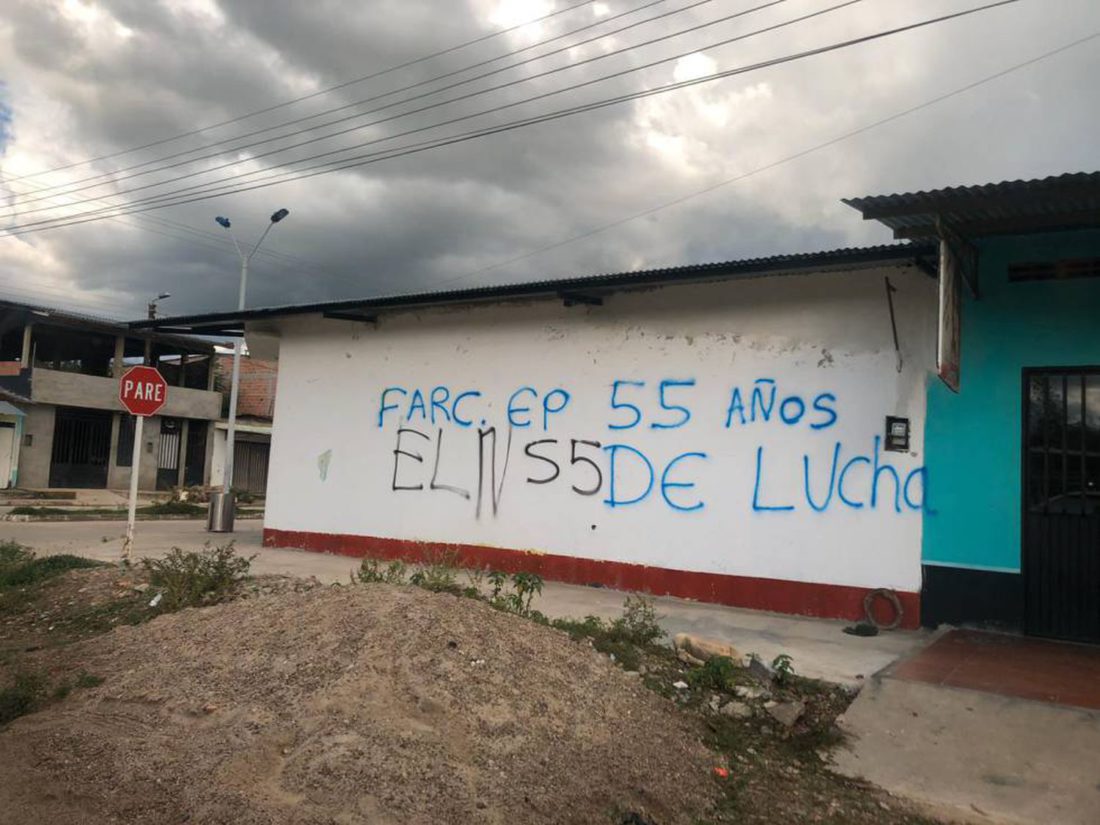 Imagen de archivo de un grafiti en el departamento de Arauca que revela la presencia de las disidencias de las FARC y del ELN.