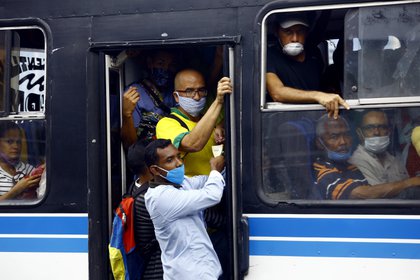 Personas en un autobús durante la pandemia de coronavirus en Venezuela (Juan Carlos Hernández/ZUMA Wire/ DPA)