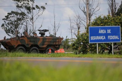 Foto de archivo ilustrativa de un vehículo blindado del ejército de Brasil fuera de una cárcel de máxima seguridad en Brasilia. Dic 20, 2019. REUTERS/Adriano Machado