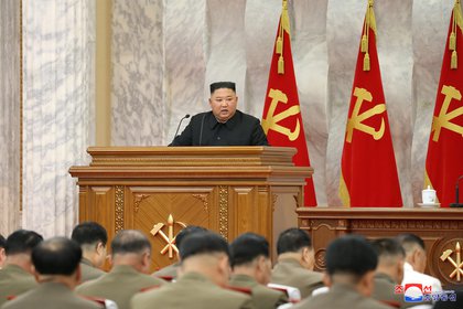 El dictador norcoreano y la cúpula militar (KCNA)