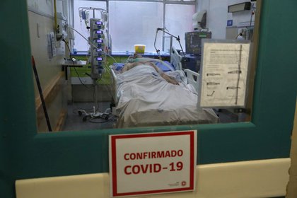  Un paciente con Covid-19 recibe tratamiento en un hospital en Santiago, Chile. Junio, 2020. REUTERS/Iván Alvarado