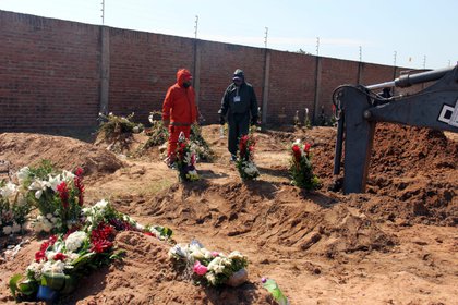 Trabajos para ampliar un cementerio para fallecidos por COVID-19 en Santa Cruz (Bolivia). EFE/Juan Carlos Torrej&#243;n 