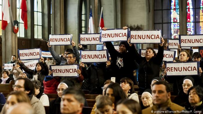 Protestas contra la jerarquía eclesiástica en Osorno, donde los feligreses pedían la salida del obispo Juan Barros, acusado de ocultar abusos.