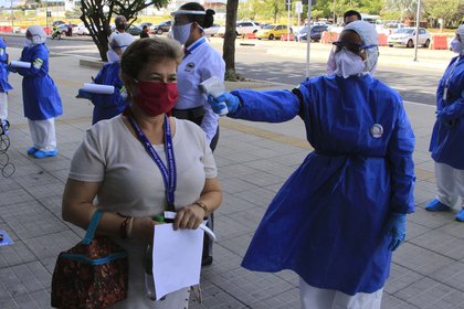 Colombia registró más de 300 muertes diarias por primera vez desde el inicio de la pandemia (EFE/Mario Caicedo)