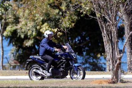 Jair Bolsonaro suele dar paseos en su motocicleta por Brasilia, sorprendiendo a vecinos y trabajadores (Reuters)