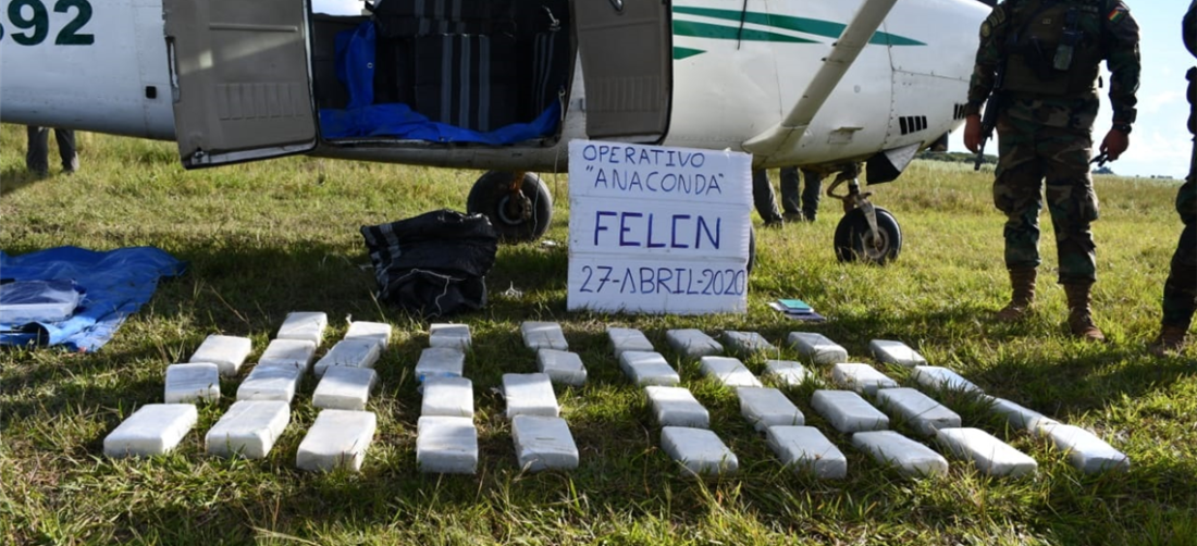 Una de las últimas operaciones de la Felcn en Beni, donde se interceptó una avioneta cargada con cocaína. Las carreteras son usadas como pistas. Foto. ABI