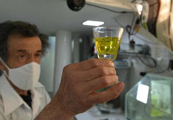 Un farmacéutico sostiene un preparado con dióxido de cloro en Cochabamba, Bolivia
