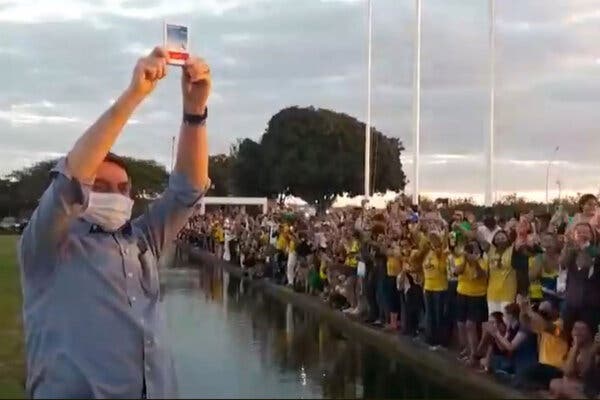 El presidente de Brasil, Jair Bolsonaro, muestra una caja de hidroxicloroquina a sus partidarios fuera del Palacio de la Alvorada en Brasilia, Brasil, en una captura del video publicado en su página oficial de Facebook el 19 de julio.