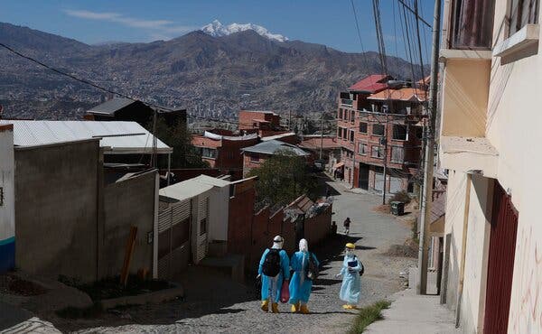 Una brigada de trabajadores de la salud llevó a cabo pruebas a domicilio en Villa El Rosal, cerca de La Paz, este mes