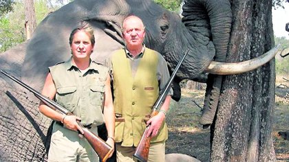 La foto del escandaloso safari en Botswana. El rey Juan Carlos junto a Alexander, hijo menor de su amante, y su presa, un elefante de más de 50 años y 5 mil kilos