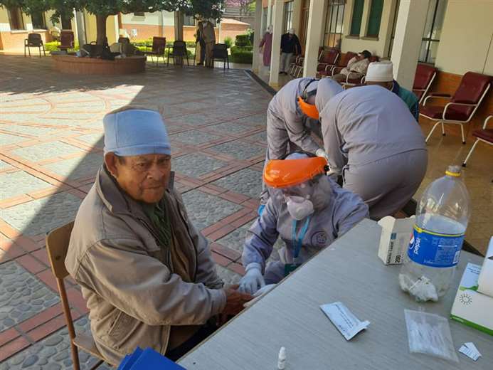 Uno de los ancianos en la toma de prueba rápida (Foto: Gobernación de Tarija)