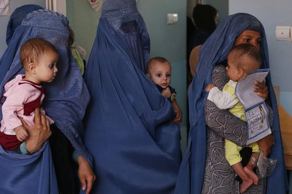 Tres madres sostienen a sus bebés que sufren de desnutrición mientras esperan en una clínica de UNICEF en Jabal Saraj, al norte de Kabul, Afganistán (AP Photo/Rafiq Maqbool)