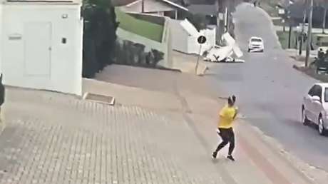 VIDEO: Momento en que una avioneta se desploma en una transitada calle de Brasil