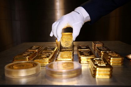 Lingotes de oro y monedas en la caja de seguridad de la empresa Pro Aurum, que realiza inversiones ligada al metal, en Munich, Alemania. (REUTERS/Michael Dalder/archivo)